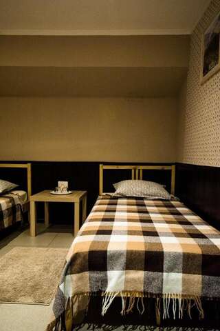 Гостевой дом Карамель  Пермь Двухместный номер с 2 отдельными кроватями и общей ванной комнатой-4