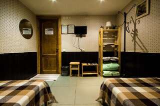 Гостевой дом Карамель  Пермь Двухместный номер с 2 отдельными кроватями и общей ванной комнатой-5